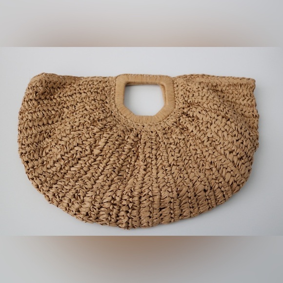 Handbags - NWOT- Natural woven straw handbag with square wooden handles.
